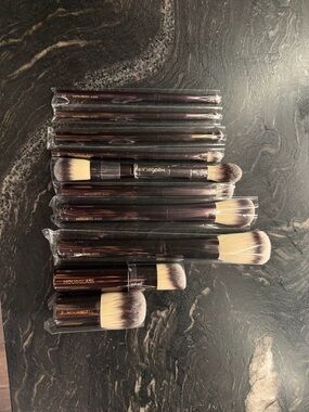 Hourglass Luxurious Brown Handle Makeup Brush Set with Cream Bristles